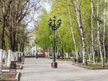 Pushkino, Rusya, 4 Mayıs 2018. Bahar öğleden sonra kent görünümünde. Ağaçları ve güzel lambalar Bulvarı'ndaki bir dizi