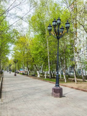 Pushkino, Rusya, 4 Mayıs 2018. Bahar öğleden sonra kent görünümünde. Ağaçları ve güzel lambalar Bulvarı'ndaki bir dizi