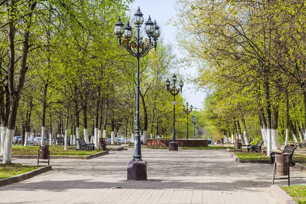 Pushkino Russland Mai 2018 Urban View Frühlingnachmittag Bäume Und Eine — Stockfoto