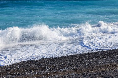 Akdeniz'de bir sörf pitoresk hattı. 