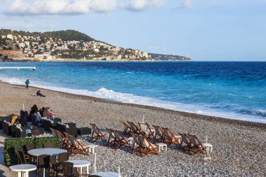 Güzel, Fransa, 6 Mart 2018. Onun kıyısında dalgalar deniz sörf pitoresk bir koyda ve Binalar bilir. İnsanlar bir su kenarı yürüyüş