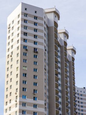 Pushkino, Rusya, 4 Mayıs 2018. Yeni bir çok katlı ev bir cephe parçası