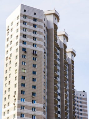 Pushkino, Rusya, 4 Mayıs 2018. Yeni bir çok katlı ev bir cephe parçası
