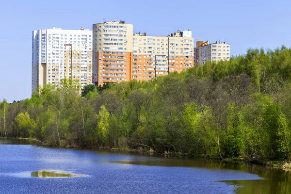 Pushkino Rússia Maio 2018 Uma Casa Vários Andares Margem Rio — Fotografia de Stock