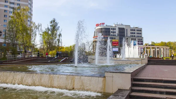 Pushkino Rusia Mayo 2018 Vista Urbana Tarde Primavera Fuente Que — Foto de Stock