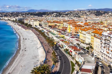 Güzel, Fransa, 9 Mart 2018. Promenade des Anglais üzerinde defne ve çakıl plaj onun kıyısında Hill Shato anket platformu üzerinden bir görünüm