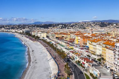 Güzel, Fransa, 9 Mart 2018. Promenade des Anglais üzerinde defne ve çakıl plaj onun kıyısında Hill Shato anket platformu üzerinden bir görünüm
