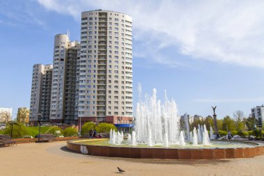 Pushkino, Rusya, 4 Mayıs 2018. Bahar öğleden sonra kent görünümünde. Şehir merkezinde modern çeşme