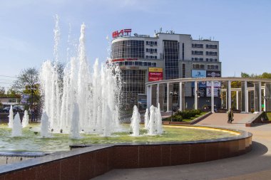 Pushkino, Rusya, 4 Mayıs 2018. Bahar öğleden sonra kent görünümünde. Düşmüş asker ve uzaktan alışveriş merkezi için bir anıt bir parçası olan çeşme