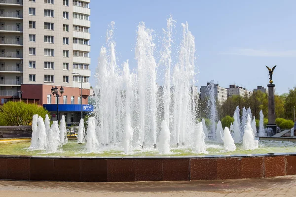 Pushkino Rusia Mayo 2018 Vista Urbana Tarde Primavera Moderna Fuente — Foto de Stock