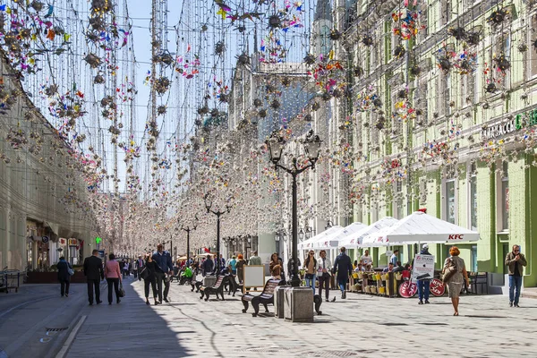 Moskva Rusko Května 2018 Nikolskaya Street Slavnostní Nábytek Mnoho Lidí — Stock fotografie