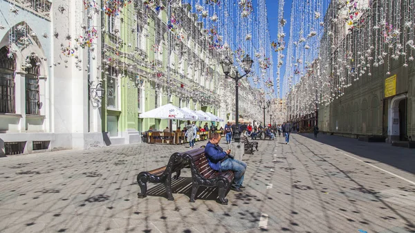 莫斯科 俄罗斯 在2018年5月10日 Nikolskaya 街的节日家具 许多人沿着街道走 在长凳上休息 — 图库照片