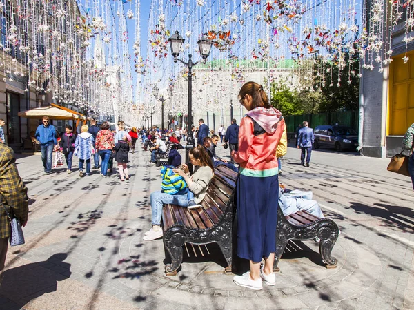 Moscú Rusia Mayo 2018 Calle Nikolskaya Muebles Festivos Numerosas Personas —  Fotos de Stock