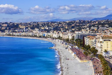 Güzel, Fransa, 9 Mart 2018. Promenade des Anglais üzerinde defne ve çakıl plaj onun kıyısında Hill Shato anket platformu üzerinden bir görünüm