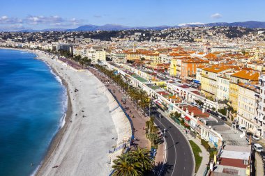 Güzel, Fransa, 9 Mart 2018. Promenade des Anglais üzerinde defne ve çakıl plaj onun kıyısında Hill Shato anket platformu üzerinden bir görünüm