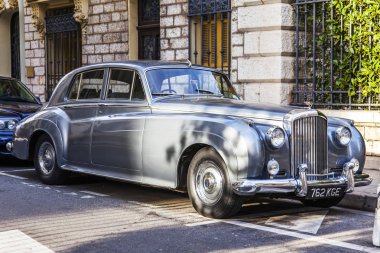 Güzel, Fransa, 7 Mart 2018. Şehrin sokak üzerinde lüks eski model araba