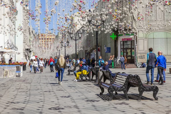 莫斯科 俄罗斯 在2018年5月10日 Nikolskaya 街的节日家具 建筑建筑群 传统的历史中心 许多人沿着街道走 在长凳上休息 — 图库照片