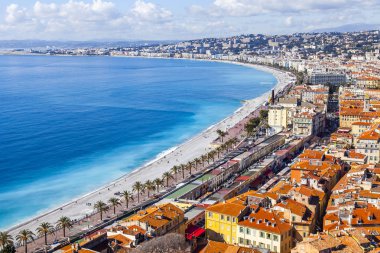 Güzel, Fransa, 9 Mart 2018. Promenade des Anglais üzerinde defne ve çakıl plaj onun kıyısında Hill Shato anket platformu üzerinden bir görünüm