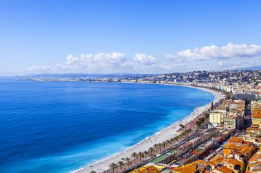 Güzel, Fransa, 9 Mart 2018. Promenade des Anglais üzerinde defne ve çakıl plaj onun kıyısında Hill Shato anket platformu üzerinden bir görünüm