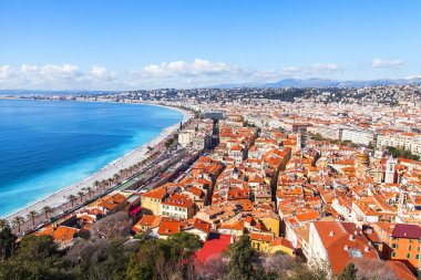 Güzel, Fransa, 9 Mart 2018. Promenade des Anglais üzerinde defne ve çakıl plaj onun kıyısında Hill Shato anket platformu üzerinden bir görünüm