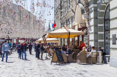 Moskova, Rusya, üzerinde 10 Mayıs 2018. Nikolskaya sokakta şenlikli mobilya. Mimari kompleks, tarihi merkezi geleneksel. İnsanlar yemek ve sokak kafede biraz dinlen