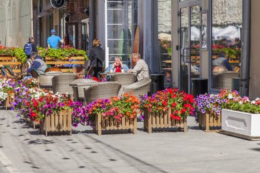 Moskova, Rusya, üzerinde 10 Mayıs 2018. Nikolskaya sokakta şenlikli mobilya. Mimari kompleks, tarihi merkezi geleneksel. İnsanlar yemek ve sokak kafede biraz dinlen