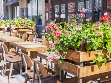 Moskova, Rusya, üzerinde 10 Mayıs 2018. Sokak kafe küçük tablolar ziyaret edenler Nikolskaya Street kaldırımda bekliyoruz.