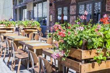 Moskova, Rusya, üzerinde 10 Mayıs 2018. Sokak kafe küçük tablolar ziyaret edenler Nikolskaya Street kaldırımda bekliyoruz.