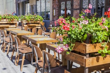 Moskova, Rusya, üzerinde 10 Mayıs 2018. Sokak kafe küçük tablolar ziyaret edenler Nikolskaya Street kaldırımda bekliyoruz.