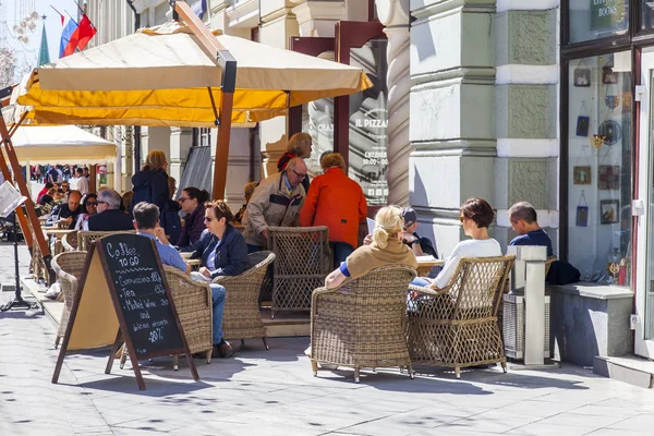 莫斯科 俄罗斯 在2018年5月10日 Nikolskaya 街的节日家具 建筑建筑群 传统的历史中心 人们在街头咖啡馆里吃东西 休息一下 — 图库照片