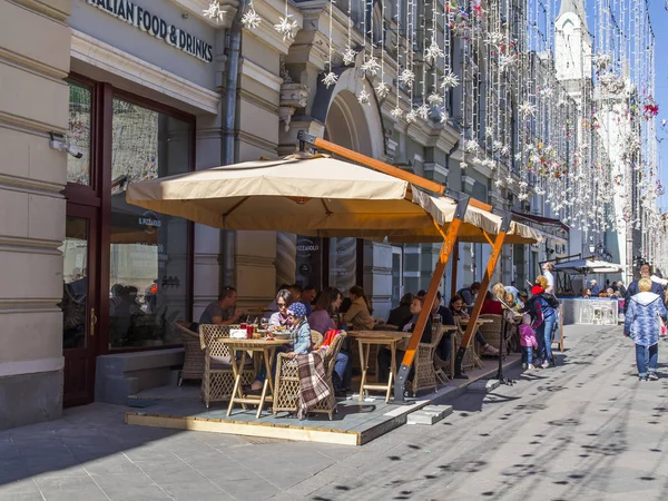 莫斯科 俄罗斯 在2018年5月10日 Nikolskaya 街的节日家具 建筑建筑群 传统的历史中心 人们在街头咖啡馆里吃东西 休息一下 — 图库照片