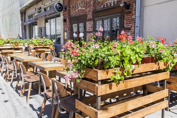 Moskova, Rusya, üzerinde 10 Mayıs 2018. Sokak kafe küçük tablolar ziyaret edenler Nikolskaya Street kaldırımda bekliyoruz.