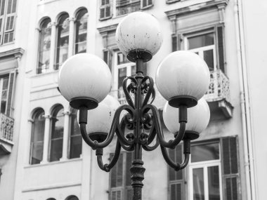 Güzel, Fransa, 8 Ekim 2019. Geleneksel mimarinin ortasında güzel bir sokak feneri