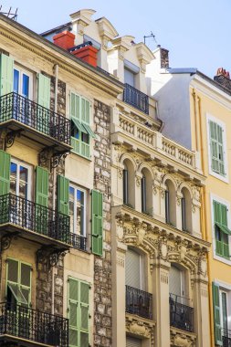 Güzel, Fransa, 8 Ekim 2019. Provence bölgesinin tipik mimarisi. Tarihi gelişim alanındaki binanın ön cephesinin bir parçası