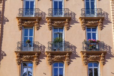 Güzel, Fransa, 8 Ekim 2019. Provence bölgesinin tipik mimarisi. Tarihi gelişim alanındaki binanın ön cephesinin bir parçası