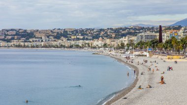 Güzel, Fransa, 9 Ekim 2019. Ünlü Promenade des Anglais seti ve deniz kıyısındaki şehir plajı.