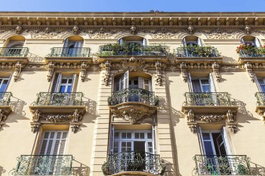 Güzel, Fransa, 8 Ekim 2019. Provence bölgesinin tipik mimarisi. Tarihi gelişim alanındaki binanın ön cephesinin bir parçası. 