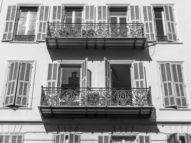 Güzel, Fransa, 8 Ekim 2019. Provence bölgesinin tipik mimarisi. Tarihi gelişim alanındaki binanın ön cephesinin bir parçası. 