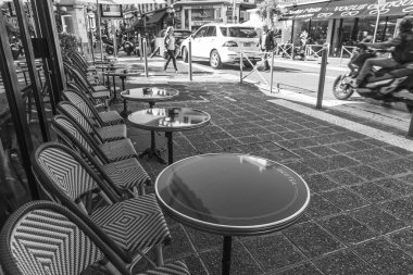 Güzel, Fransa, 8 Ekim 2019. Kaldırımdaki tipik bir sokak kafesinin masaları.. 