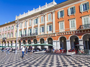 Güzel, Fransa, 9 Ekim 2019. Şehrin merkez meydanının mimari topluluğunun bir parçası Massena Meydanı