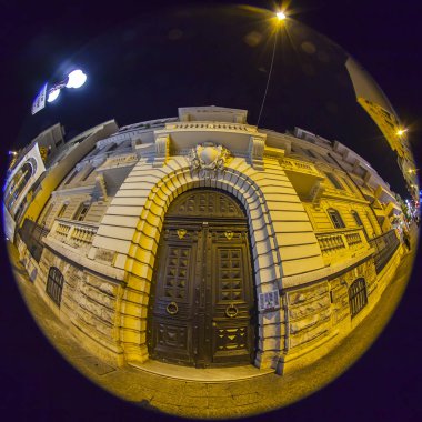 Güzel, Fransa, 10 Ekim 2019. Şehir manzaralı. Sokak akşam güneşinin altında. Fisheye görünümü.