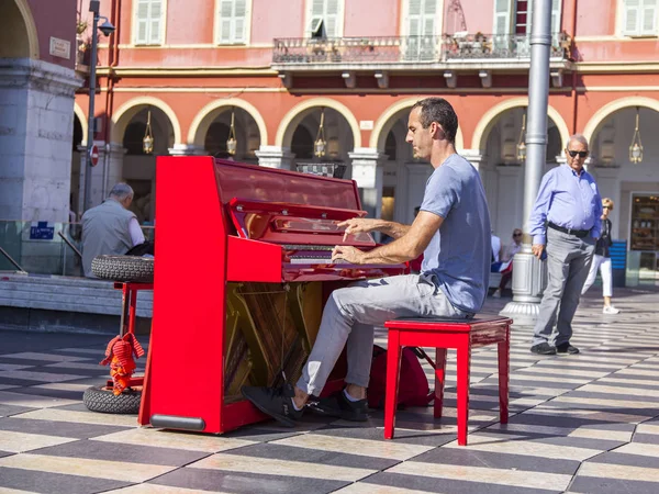 Niza Francia Octubre 2019 Músico Callejero Toca Piano Rojo Entretiene — Foto de Stock