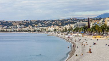 Güzel, Fransa, 9 Ekim 2019. Chateau Hill 'in manzarasından ünlü Promenade des Anglais seti ve halk plajı manzarası