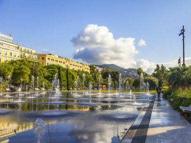 Güzel, Fransa, 9 Ekim 2019. Resimli Park Paillon Gezinti Alanı. Dans eden çeşme sokak süslüyor.