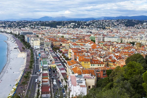 ニース フランス 2019年10月9日 城の丘の展望台から旧市街と赤い屋根への絵のような景色 — ストック写真