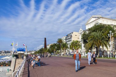 Güzel, Fransa, 9 Ekim 2019. Ünlü Promenade des Anglais seti ve deniz kıyısındaki şehir plajı.
