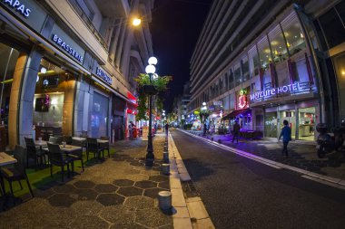 Güzel, Fransa, 10 Ekim 2019. Şehir manzaralı. Sokak akşam güneşinin altında. Fisheye görünümü.