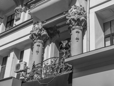 Moskova, Rusya, 27 Ağustos 2019. Tverskaya Caddesi 'ndeki tipik bir tarihsel modernist binanın ön cephesi.