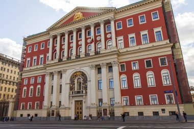 Moskova, Rusya, 27 Ağustos 2019. Tverskaya başkentin ana caddelerinden biridir. Belediye Binası