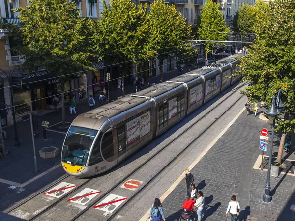 Güzel Fransa Ekim 2019 Nsanlar Tramvay Şehrin Merkez Caddesinde Ilerliyor — Stok fotoğraf